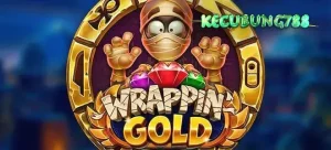 Karakter mumi Khufu dalam slot Wrappin Gold dengan latar belakang makam Mesir kuno.